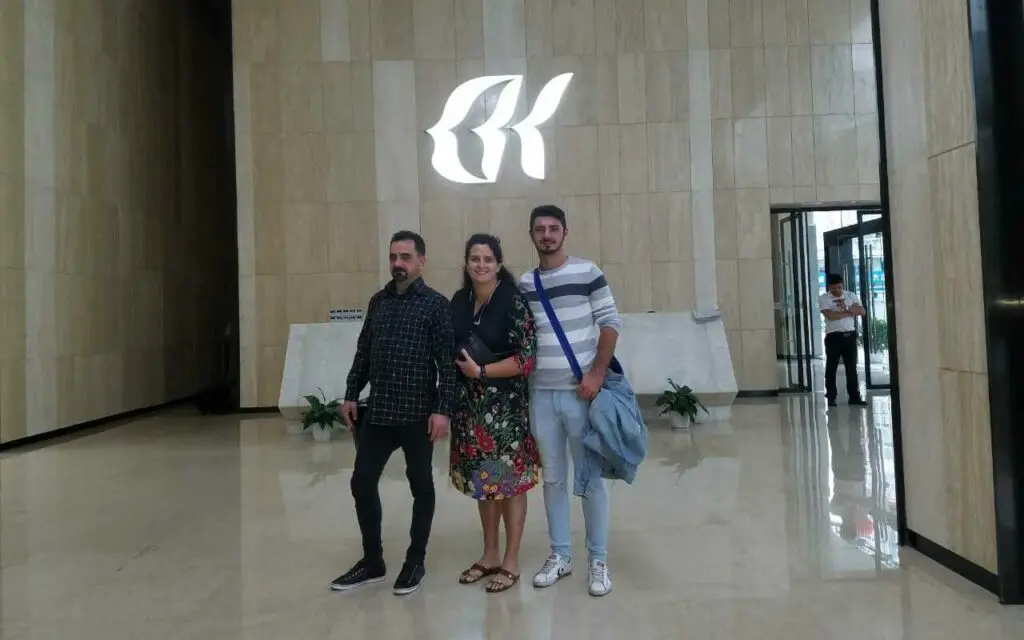 الممثلة ألينا اصطحبت المريض أوفيديو سيميون لزيارة مبنى بايكه.