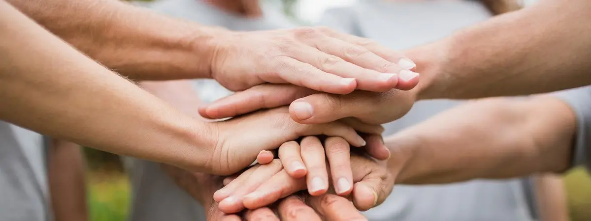 أيدٍ تُظهر الدعم